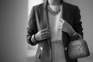 Comment associer des accessoires tendance à une tenue classique ?